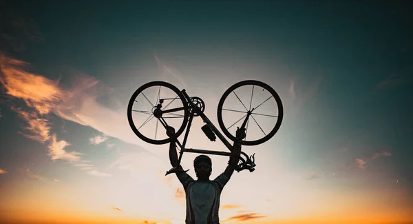 Silhoutte Cycliste Avec Vélo Élevé Ciel Course Concept Victoire — Photo
