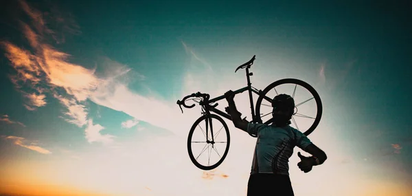 Silhoutte Cycliste Avec Vélo Élevé Ciel Course Concept Victoire — Photo