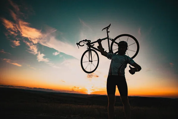 Silhueta Ciclista Com Bicicleta Elevada Céu Corrida Conceito Vitória — Fotografia de Stock