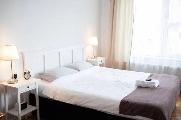 Big Bed Cozy White Bedroom — Stock Photo, Image