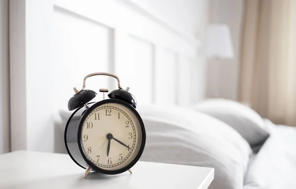Vintage Alarm Clock Bright Bedroom — Fotografia de Stock