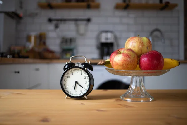 Vintage Alarm Clock Fresh Fruit Kitchen Table Intermittent Fasting — Foto Stock