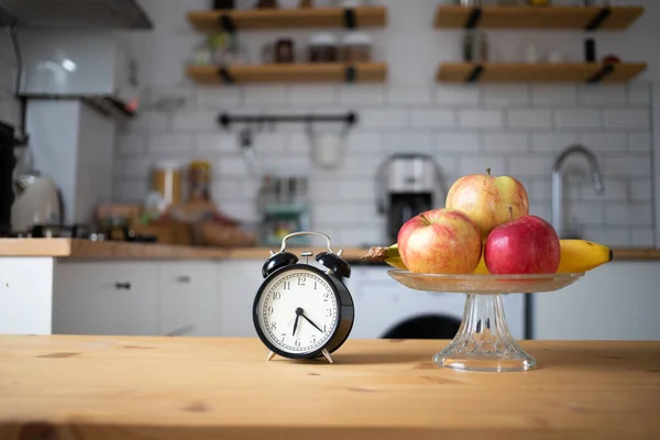 Vintage Alarm Clock Fresh Fruit Kitchen Table Intermittent Fasting — Stockfoto