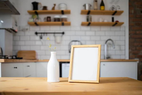 Пустой Кадр Современном Кухонном Столе — стоковое фото