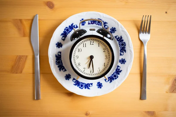 Intermittent Fasting Concept Alarm Clock Kitchen Table — Fotografia de Stock