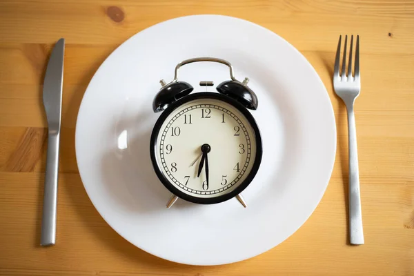 Intermittent Fasting Concept Alarm Clock Kitchen Table — Stock Photo, Image