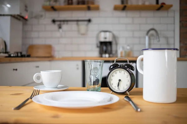 Intermittent Fasting Concept Alarm Clock Kitchen Table — Stok fotoğraf