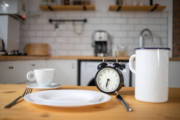 Intermittent Fasting Concept Alarm Clock Kitchen Table — Stockfoto