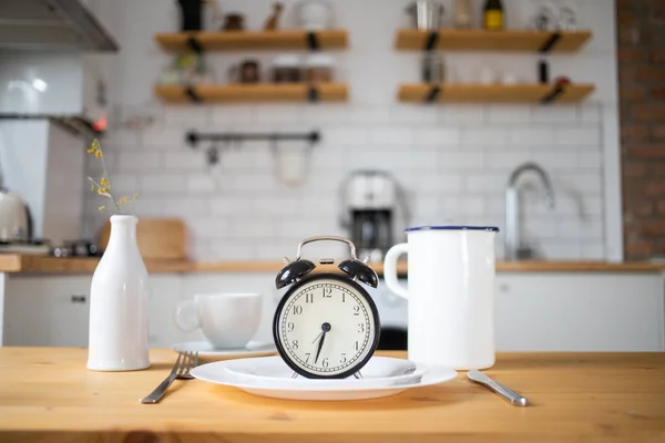 Intermittent Fasting Concept Alarm Clock Kitchen Table — Stock fotografie