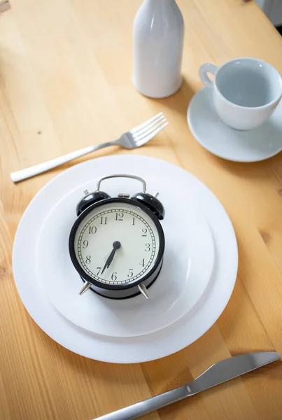 Intermittent Fasting Concept Alarm Clock Kitchen Table — Stock Photo, Image