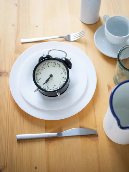 Intermittent Fasting Concept Alarm Clock Kitchen Table — Fotografia de Stock