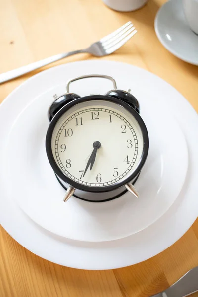 Intermittent Fasting Concept Alarm Clock Kitchen Table — Fotografia de Stock