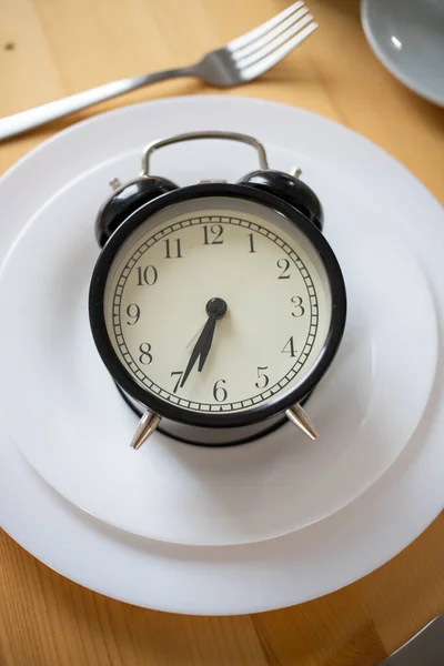 Intermittent Fasting Concept Alarm Clock Kitchen Table — Fotografia de Stock