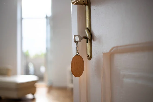 Key Opening White Door Modern Home — Stock Photo, Image