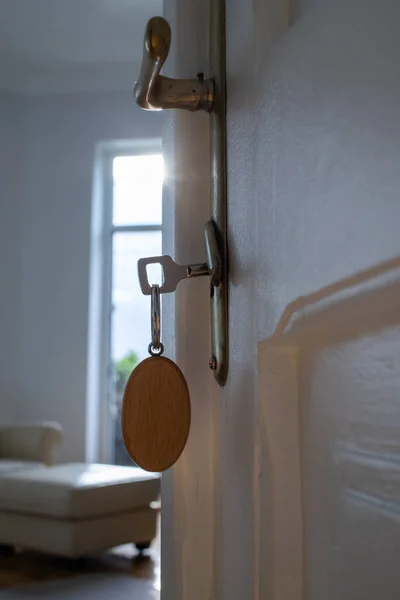 Key Opening White Door Modern Home — Zdjęcie stockowe