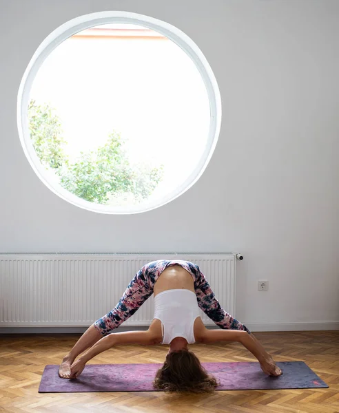 Woman Doing Yoga Home Healthy Lifestyle — Zdjęcie stockowe