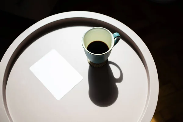 Кофейная Чашка Чистая Карта Столе Суровом Солнечном Свете — стоковое фото