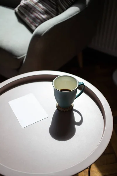 Coffee Cup Blank Card Table Harsh Sunlight — Stok fotoğraf