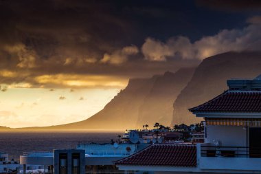 Los Gigantes Tenerife 'de inanılmaz bir gün batımı