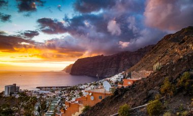 Los Gigantes Tenerife 'de inanılmaz bir gün batımı