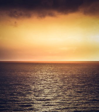 Denizin üstünde inanılmaz bir gün batımı