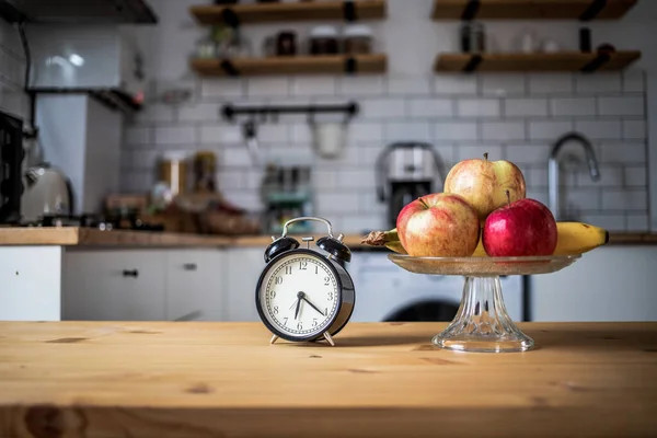 Vintage Alarm Clock Fresh Fruit Kitchen Table Intermittent Fasting — Stockfoto