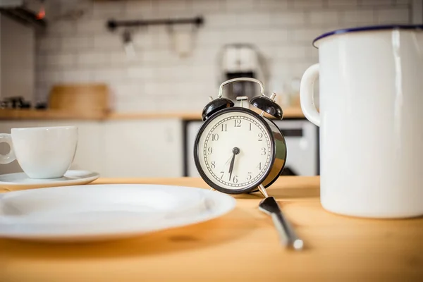 Intermittent Fasting Concept Alarm Clock Kitchen Table — Stok fotoğraf
