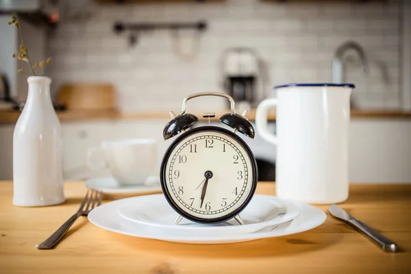 Intermittent Fasting Concept Alarm Clock Kitchen Table — Fotografia de Stock