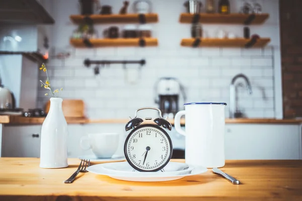 Intermittent Fasting Concept Alarm Clock Kitchen Table — Stock fotografie
