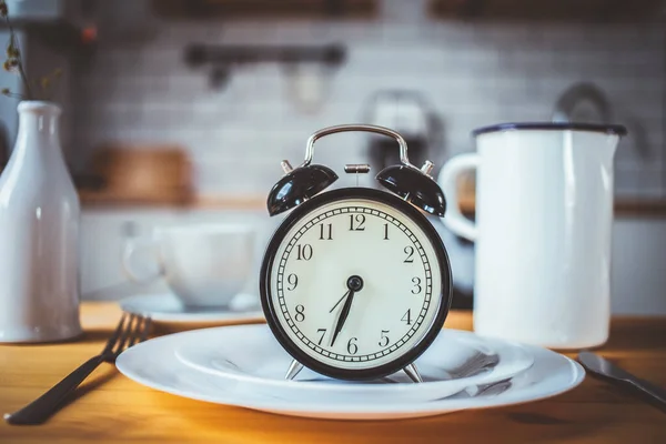 Intermittent Fasting Concept Alarm Clock Kitchen Table — Foto Stock