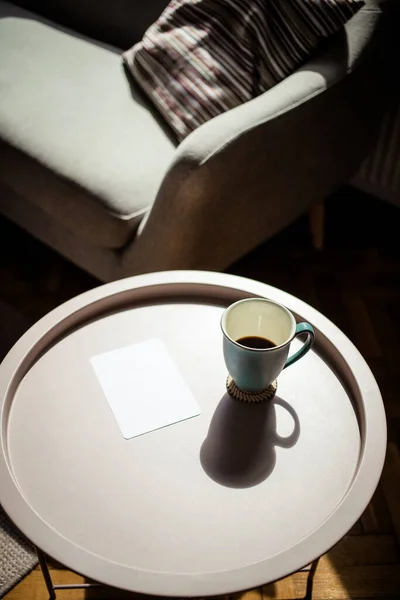Coffee Cup Blank Card Table Harsh Sunlight — ストック写真