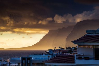 Los Gigantes Tenerife 'de inanılmaz bir gün batımı
