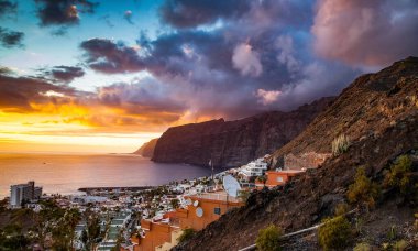 Los Gigantes Tenerife 'de inanılmaz bir gün batımı
