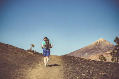 El Teide Ulusal Parkı 'ndaki volkana doğru yürüyen adam Tenerife