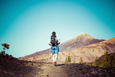 El Teide Ulusal Parkı 'ndaki volkana doğru yürüyen adam Tenerife