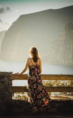 Tenerife Kanarya Adaları 'nda Los Gigantes' e bakan güzel bir kadın.