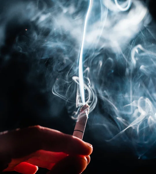 Κάψιμο Του Τσιγάρου Στο Σκοτάδι — Φωτογραφία Αρχείου