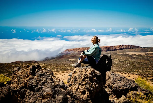 Woman Hiking Teide National Park Tenerife — Foto Stock