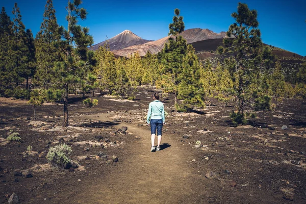 Vrouw Wandelen Teide Nationaal Park Tenerife — Stockfoto