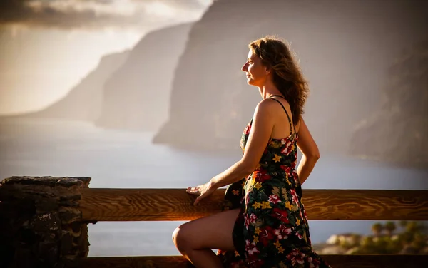 Tenerife Kanarya Adaları Nda Los Gigantes Bakan Güzel Bir Kadın — Stok fotoğraf