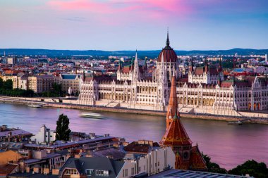 Macar Parlamentosu binasının aydınlatıldığı Tuna Nehri 'ndeki Hungary Budapeşte alacakaranlığı
