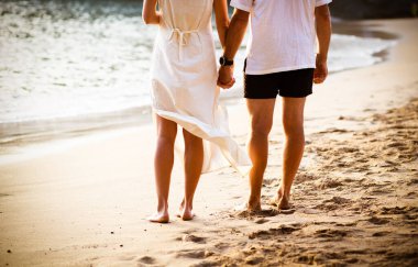 Kumsalda yürümek çift