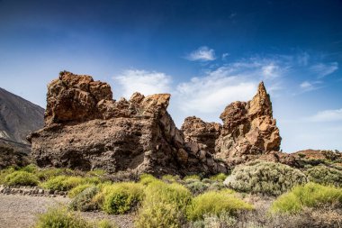 Teide Ulusal Parkı Tenerife Kanarya Adaları 'ndaki roques de Garcia Taşı ve Teide Dağı volkanı İspanya