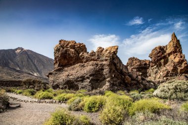 Teide Ulusal Parkı Tenerife Kanarya Adaları 'ndaki roques de Garcia Taşı ve Teide Dağı volkanı İspanya