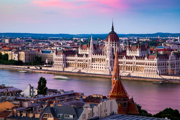 Macar Parlamentosu binasının aydınlatıldığı Tuna Nehri 'ndeki Hungary Budapeşte alacakaranlığı