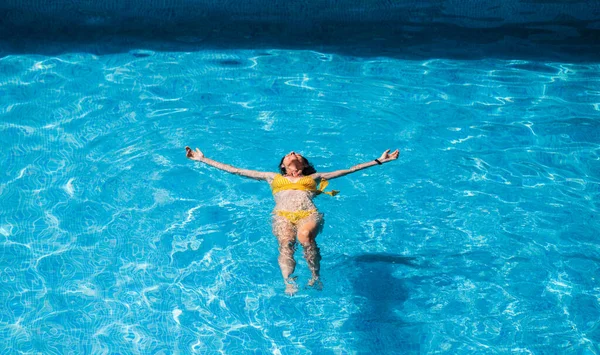 Yüzme havuzunda yüzen kadın manzarası