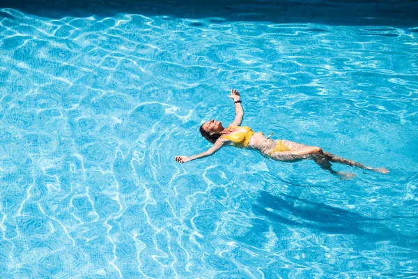 Yüzme havuzunda yüzen kadın manzarası