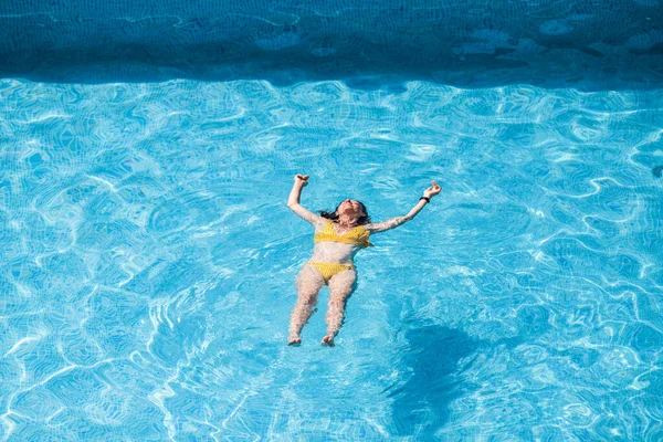 Yüzme havuzunda yüzen kadın manzarası