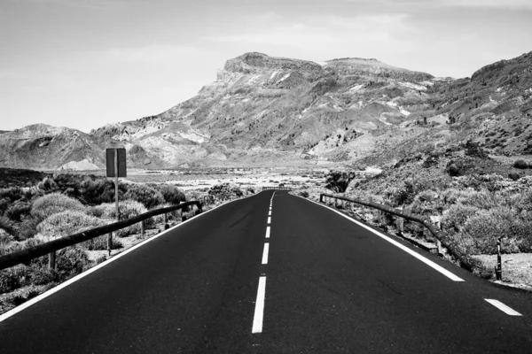 El Teide Ulusal Parkı 'ndaki yol Tenerife Kanarya Adaları