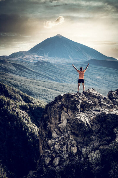 человек, сидящий на скале Эль Тейде вулкан на закате в фоновом режиме Тенерифе Канарские острова